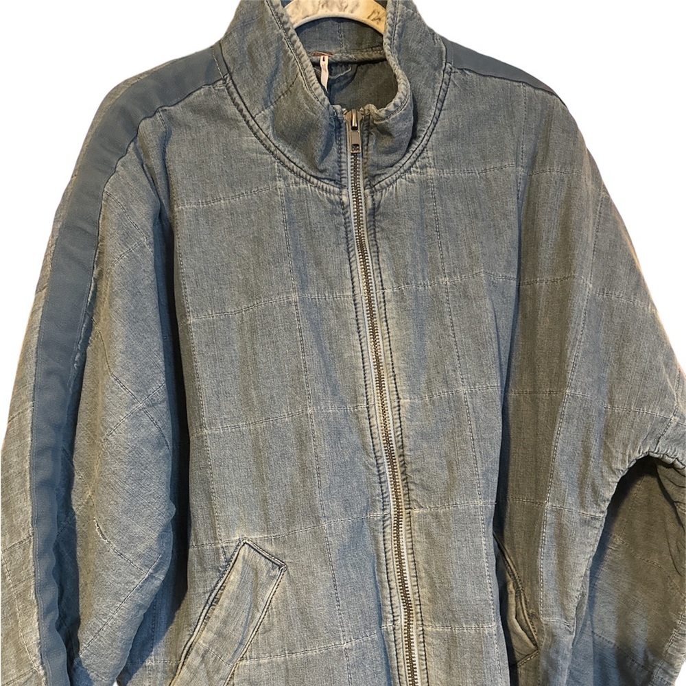 NWOT free people Jean jacket with front pockets full zipper size medium